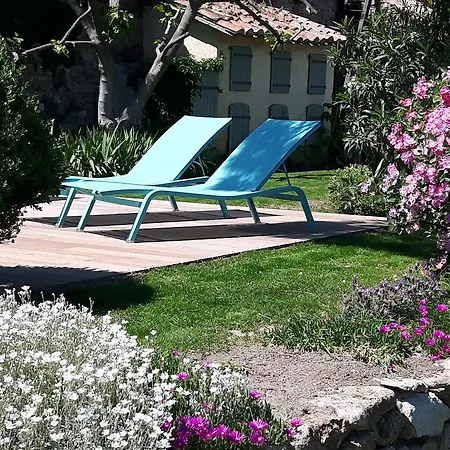 Le Seminaire Panzió Roussas